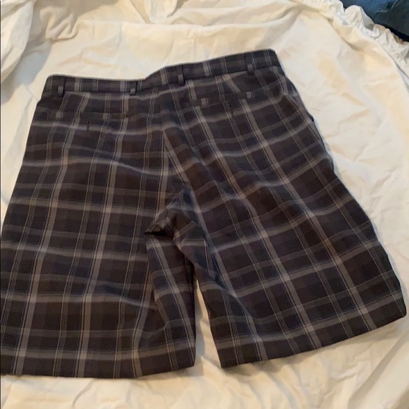 Men’s golf shorts - Picture 2 of 3